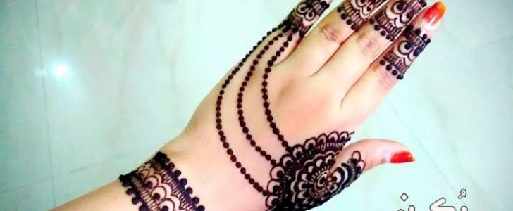 تفسير رؤية نقش الحناء على اليدين والقدمين في المنام
