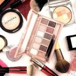 حلم وضع المكياج