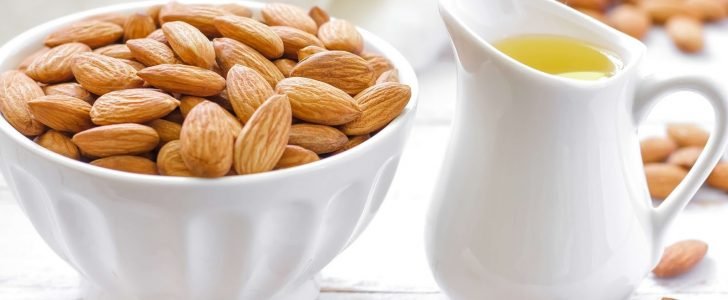 خلطات طبيعية من زيت اللوز لتطويل الشعر