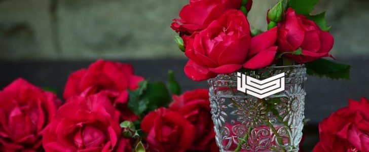 تفسير حلم رؤية الورود والأزهار الصناعية في المنام