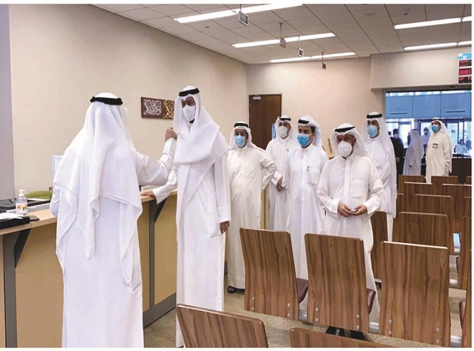 وزير العدل الكويتي يتفقد مجمع محاكم الرقعي للوقوف على مدى جاهزية الوزارة