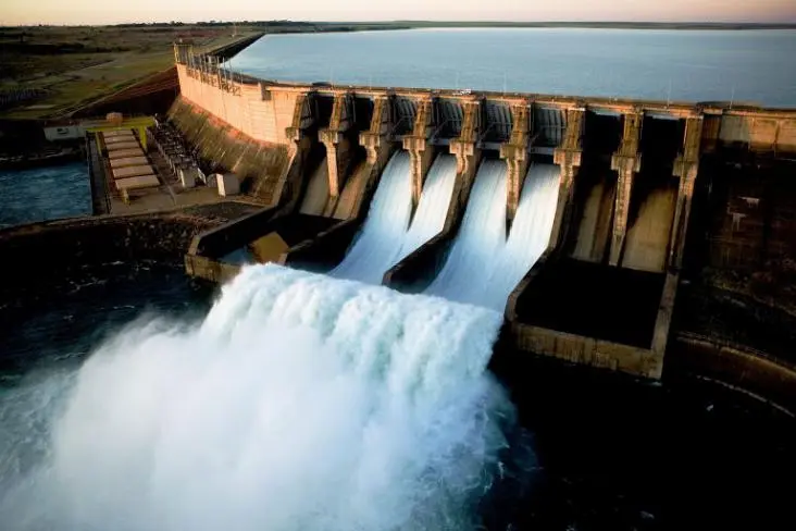 توليد الكهرباء باستخدام طاقة المياه الجارية